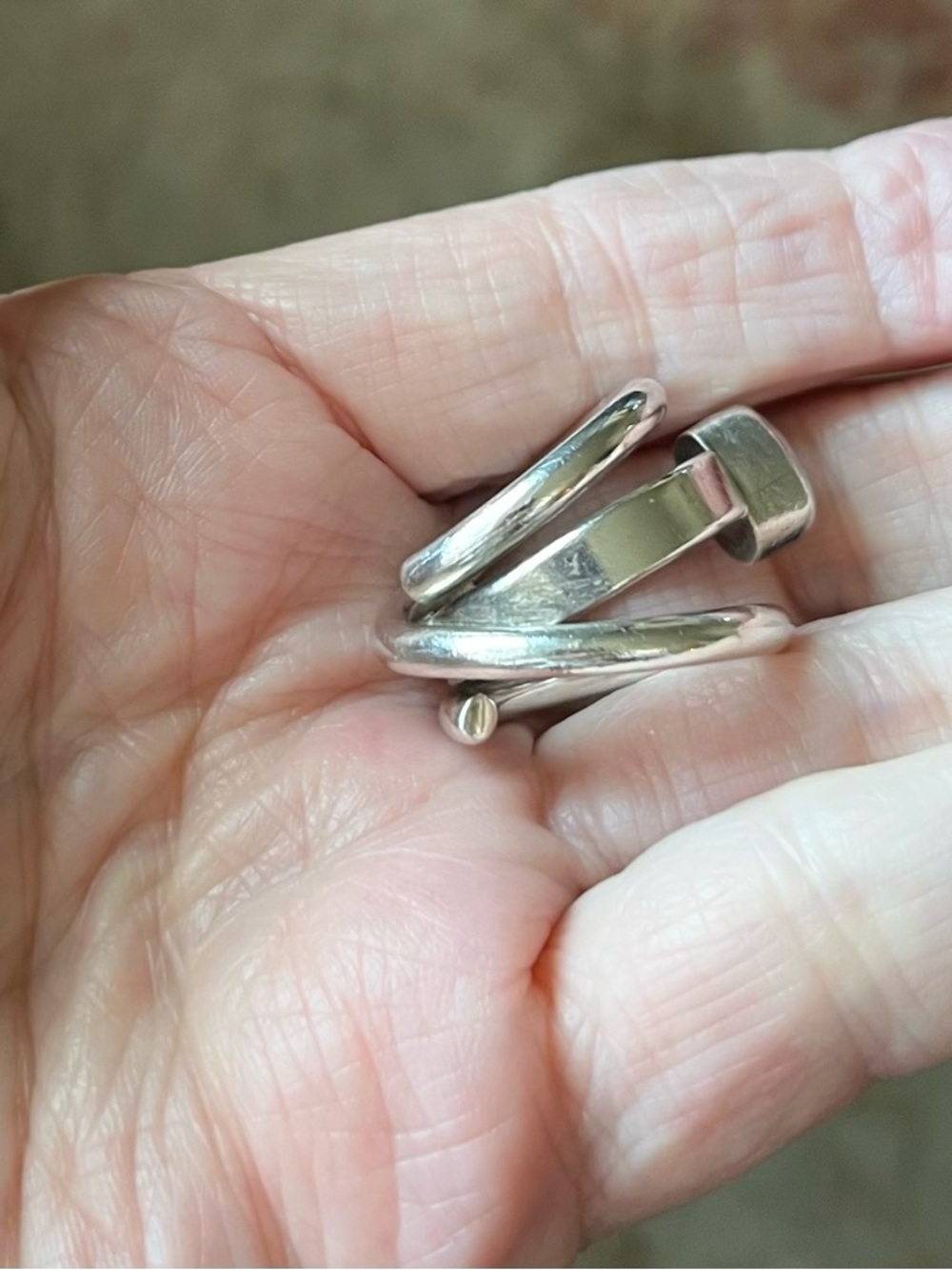 Lilly Barrack Sterling .925 Freshwater Pearl Ring
Unique split shank band - Picture 7 of 10